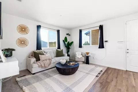 Living - 836 Vasquez Dr, Soledad, CA 93960 photo 2 of 3