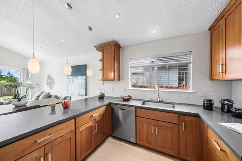 Kitchen - 654 Imperial Dr, Pacifica, CA 94044 photo 2 of 3