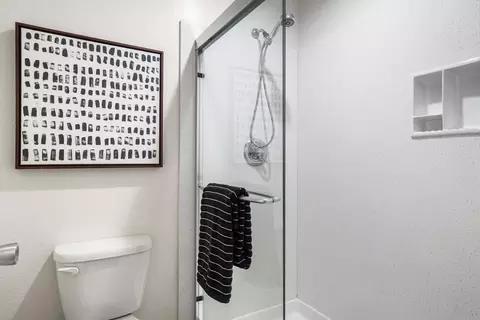 Bath - 654 Imperial Dr, Pacifica, CA 94044 photo 2 of 4