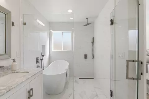 Bath - 571 Anza St, Mountain View, CA 94041 photo 2 of 4