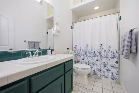 Bath - 1774 Declaration St, Salinas, CA 93906 photo 1 of 2