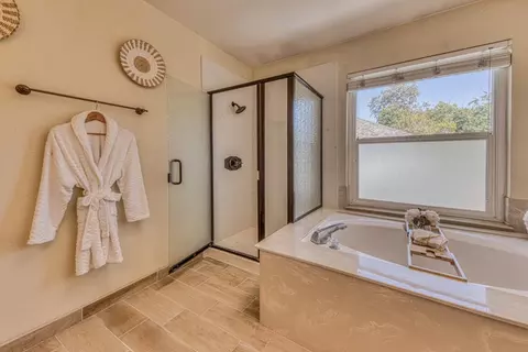 Bath - 806 Danbury St, Salinas, CA 93906 photo 5 of 7