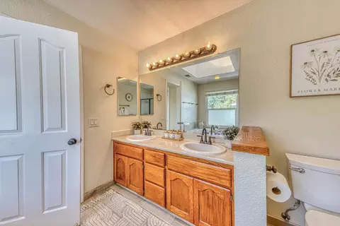 Bath - 806 Danbury St, Salinas, CA 93906 photo 4 of 7