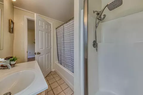 Bath - 806 Danbury St, Salinas, CA 93906 photo 3 of 7