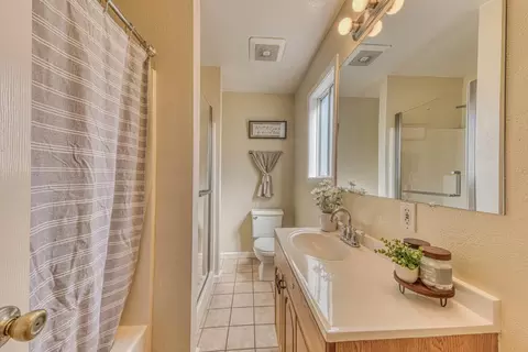 Bath - 806 Danbury St, Salinas, CA 93906 photo 2 of 7