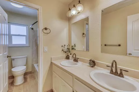 Bath - 806 Danbury St, Salinas, CA 93906 photo 6 of 7