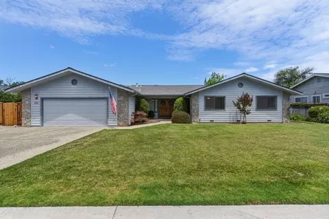 805 S Ridgemark Dr, Hollister, CA 95023