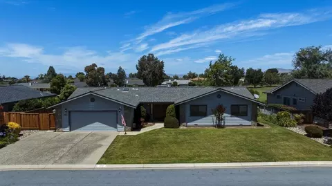 805 S Ridgemark Dr, Hollister, CA 95023