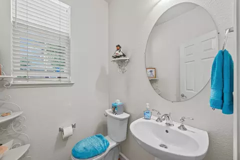 Bath - 7934 Kipling Cir, Gilroy, CA 95020 photo 1 of 3