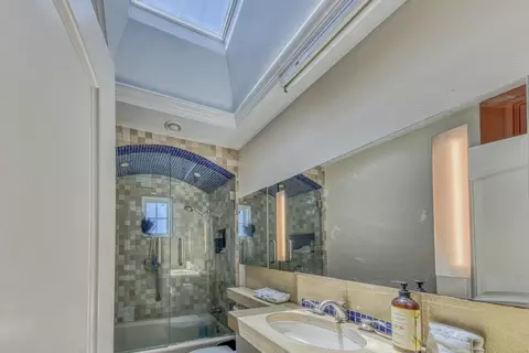 Bath - 1212 Waring St, Seaside, CA 93955 photo 2 of 4