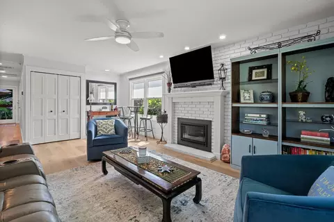 Living - 1180 Fewtrell Dr, Campbell, CA 95008 photo 2 of 4