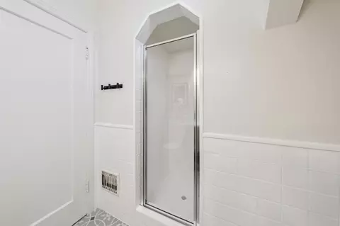 Bath - 825 Amazon Ave, San Francisco, CA 94112 photo 2 of 3