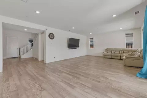 Living - 3086 Leeds Ln, Tracy, CA 95377 photo 2 of 3