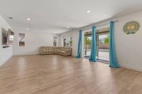 Living - 3086 Leeds Ln, Tracy, CA 95377 photo 1 of 3
