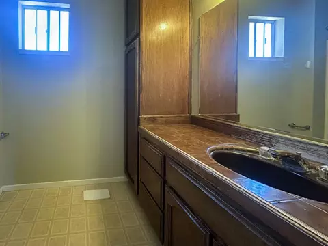Bath - 7515 Chestnut St, Gilroy, CA 95020 photo 1 of 2