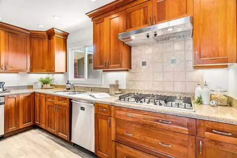 Kitchen - 1055 View Way, Pacifica, CA 94044 photo 2 of 3