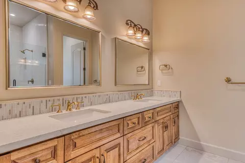 Bath - 15135 Big Sky Ln, Salinas, CA 93908 photo 1 of 6