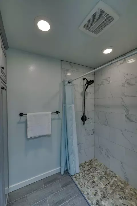 Bath - 600 Oak St, Monterey, CA 93940 photo 2 of 4