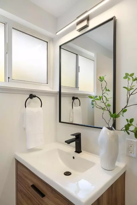Bath - 841 Peach Ave, Sunnyvale, CA 94087 photo 3 of 6