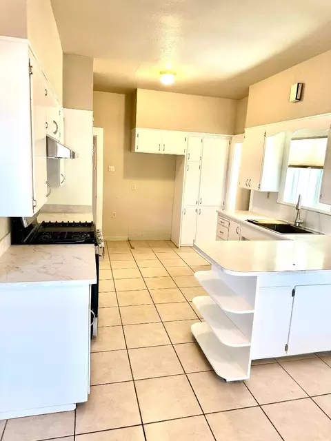 Kitchen - 19025 N Devries Rd, Lodi, CA 95242 photo 4 of 5