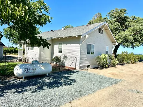 Exterior - 19025 N Devries Rd, Lodi, CA 95242 photo 7 of 10