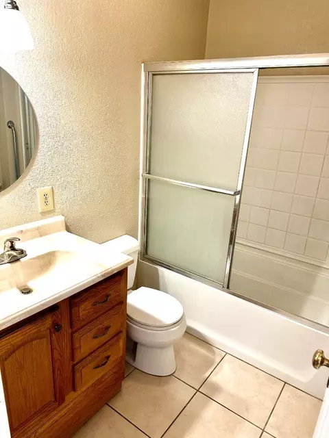 Bath - 19025 N Devries Rd, Lodi, CA 95242 photo 1 of 1