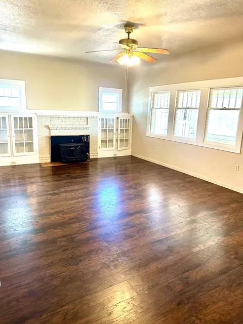 Living - 19025 N Devries Rd, Lodi, CA 95242 photo 2 of 3