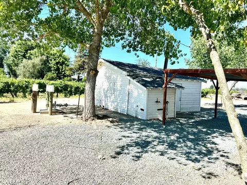 Exterior - 19025 N Devries Rd, Lodi, CA 95242 photo 8 of 10