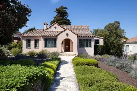 938 Lighthouse Ave, Pacific Grove, CA 93950