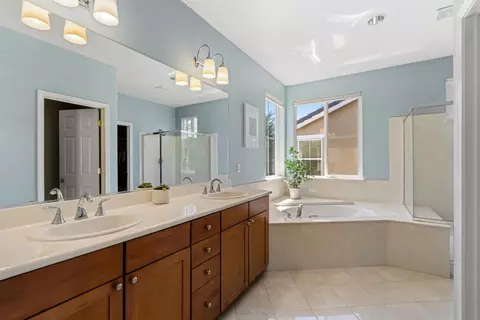 Bath - 4715 Peninsula Point Dr, Seaside, CA 93955 photo 2 of 5