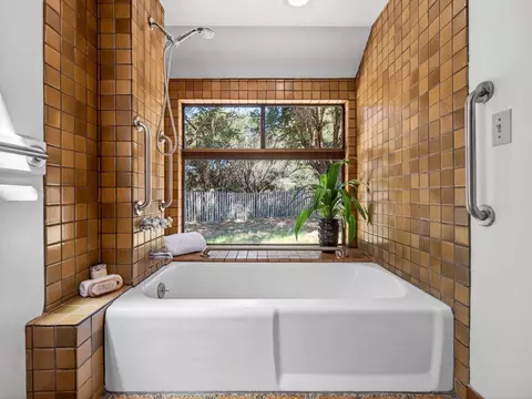 Bath - 925 Old Farm Ln, Aptos, CA 95003 photo 2 of 4