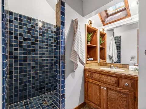 Bath - 925 Old Farm Ln, Aptos, CA 95003 photo 3 of 4