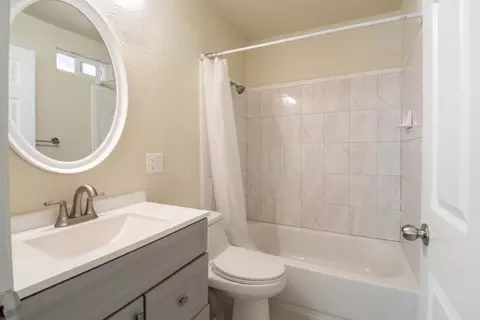 Bath - 1483 Mercury Ct, Milpitas, CA 95035 photo 7 of 9