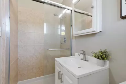 Bath - 847 Alderbrook Ln, Cupertino, CA 95014 photo 3 of 3