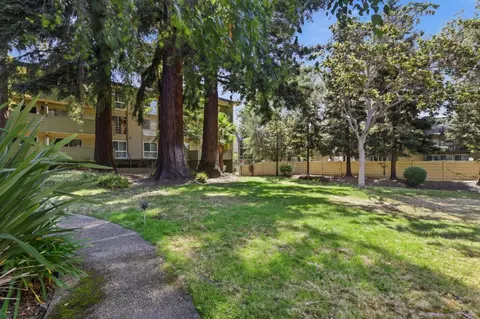 Exterior - 1031 Crestview Dr 106, Mountain View, CA 94040 photo 3 of 11