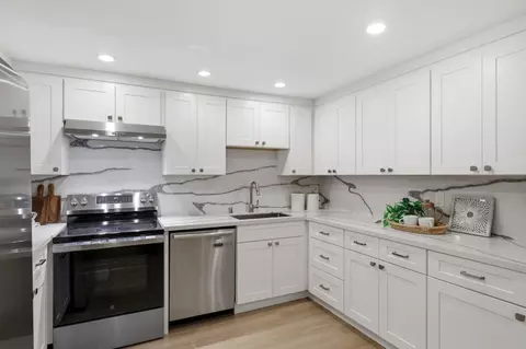 Kitchen - 1031 Crestview Dr 106, Mountain View, CA 94040 photo 3 of 5