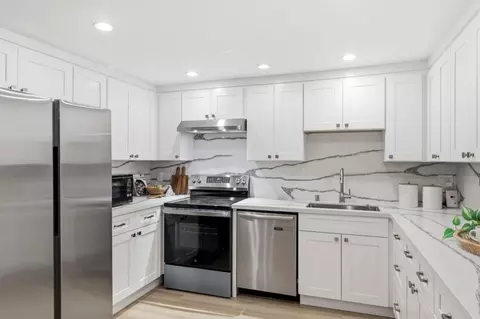 Kitchen - 1031 Crestview Dr 106, Mountain View, CA 94040 photo 2 of 5