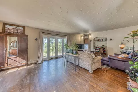 Living - 137 Maple St, Salinas, CA 93901 photo 1 of 4