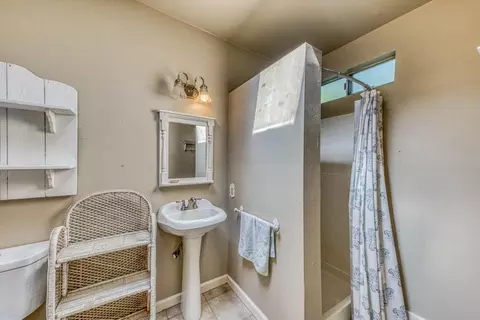 Bath - 137 Maple St, Salinas, CA 93901 photo 2 of 3