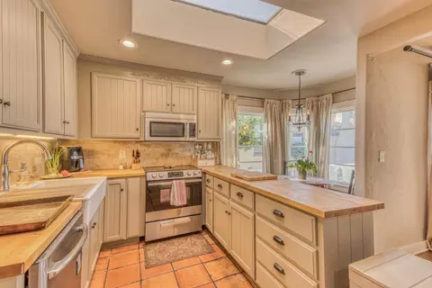 Kitchen - 137 Maple St, Salinas, CA 93901 photo 3 of 4