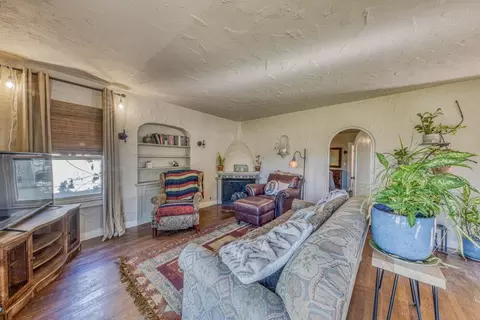 Living - 137 Maple St, Salinas, CA 93901 photo 2 of 4