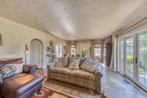 Living - 137 Maple St, Salinas, CA 93901 photo 3 of 4