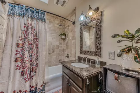 Bath - 137 Maple St, Salinas, CA 93901 photo 1 of 3