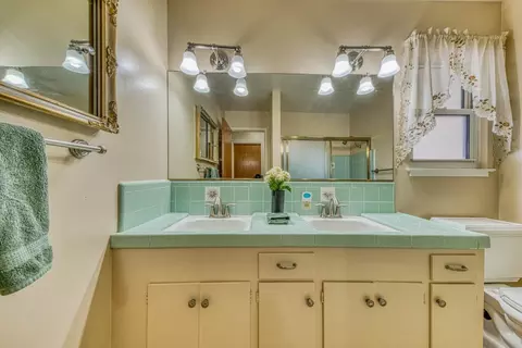 Bath - 628 Alameda Ave, Salinas, CA 93901 photo 3 of 7
