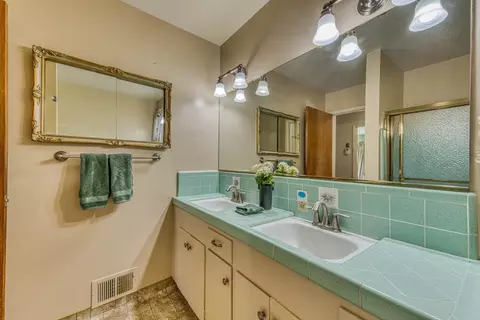 Bath - 628 Alameda Ave, Salinas, CA 93901 photo 4 of 7