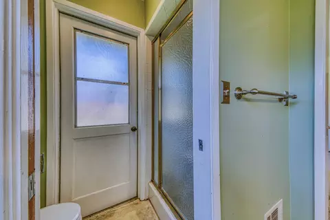 Bath - 628 Alameda Ave, Salinas, CA 93901 photo 2 of 7
