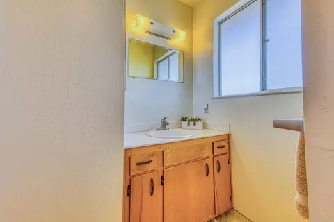 Bath - 628 Alameda Ave, Salinas, CA 93901 photo 6 of 7