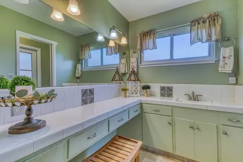 Bath - 628 Alameda Ave, Salinas, CA 93901 photo 1 of 7