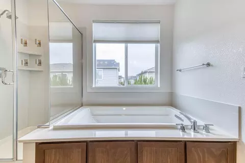 Bath - 2717 Parkview Way, Marina, CA 93933 photo 3 of 6