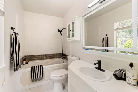 Bath - 6970 Lakeview Dr, Salinas, CA 93907 photo 2 of 2